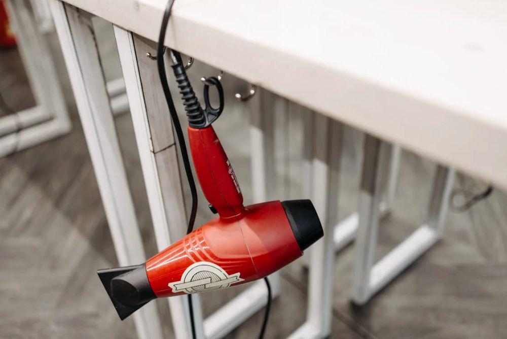 ilustrasi hair dryer (pexels.com/Pavel Danilyuk)