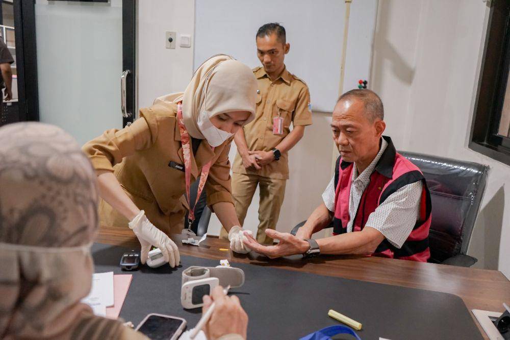Kejaksaan Agung (Kejagung) melaksanakan serah terima tanggung jawab tersangka dan barang bukti atas sembilan tersangka korupsi importasi gula di Kementerian Perdagangan periode 2015 sampai 2016. (Dok. Puspenkum Kejagung)