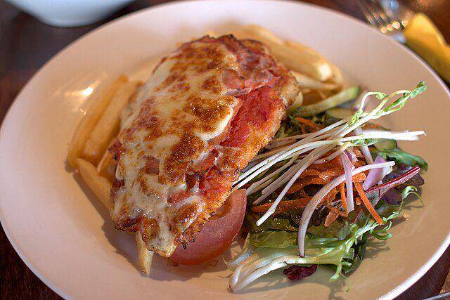 ilustrasi chicken parmesan (commons.wikimedia.org/Tristan Kenney)