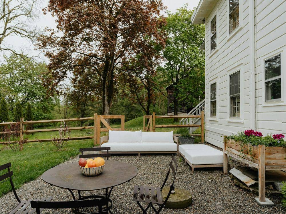 ilustrasi furnitur outdoor (unsplash.com/Clay Banks)