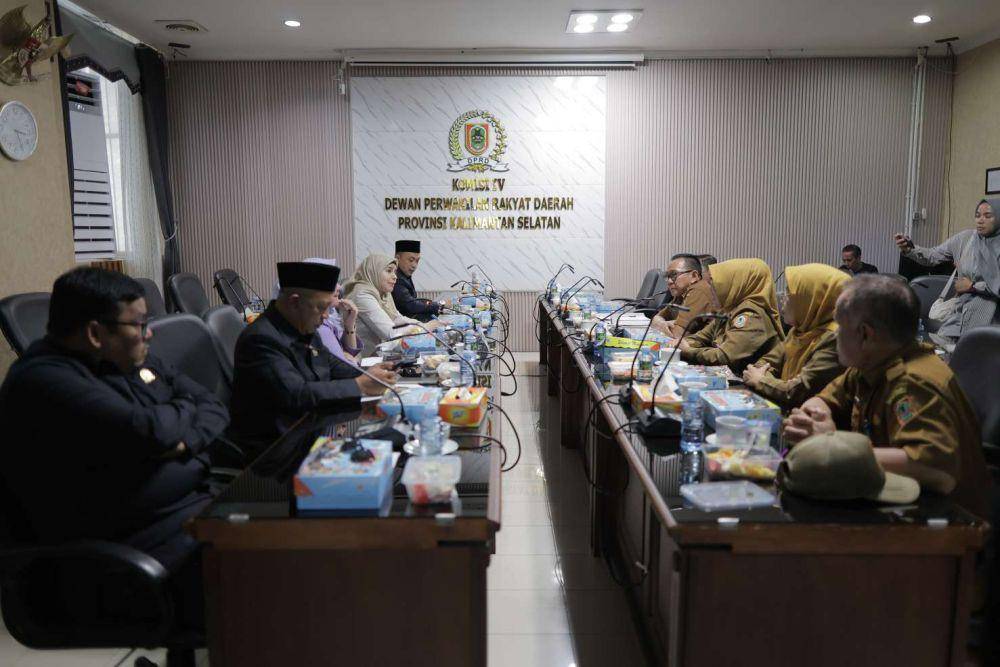 Komisi IV DPRD Kalsel memanggil pihak SMAN 1 Sungai Tabuk dan Disdikbud Kalsel terkait perpisahan siswa di tempat hiburan malam. (Humas DPRD Kalsel)