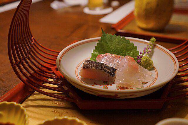 ilustrasi daun shiso di bawah sashimi (commons.wikimedia.org/掬茶)