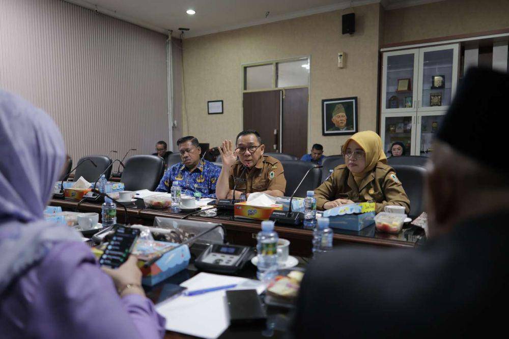 Sekretaris Disdikbud Kalsel, Hadeli Rosyaidi, akan menindaklanjuti rekomendasi Komisi IV DPRD Kalsel. (Humas DPRD Kalsel)