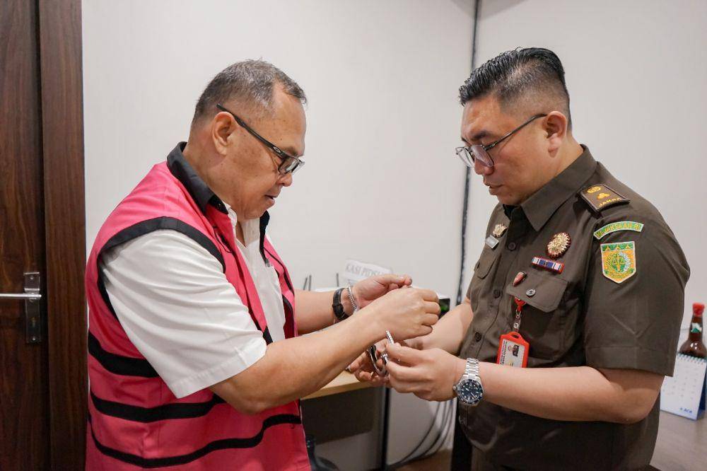 Kejaksaan Agung (Kejagung) melaksanakan serah terima tanggung jawab tersangka dan barang bukti atas sembilan tersangka korupsi importasi gula di Kementerian Perdagangan periode 2015 sampai 2016. (Dok. Puspenkum Kejagung)