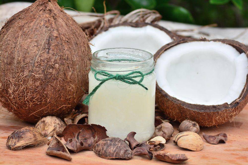 Ilustrasi minyak kelapa untuk perawatan rambut berkilau (pixabay.com/moho01)