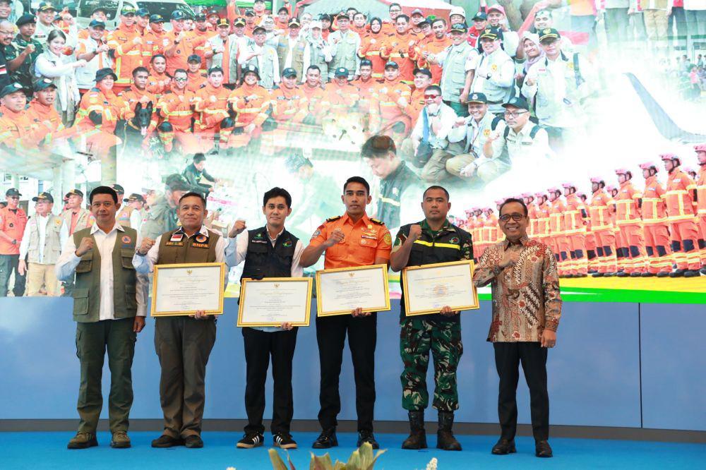 Tim Kemanusiaan untuk Myanmar dan Vanuatu Terima Penghargaan dari BNPB