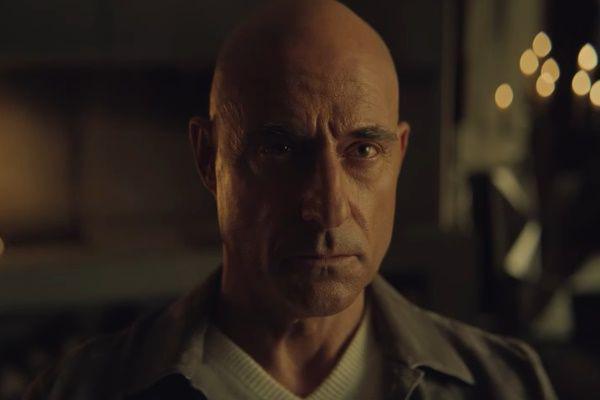 Ini Alasan Mark Strong Langsung Mau Main di Nine Perfect Strangers 2