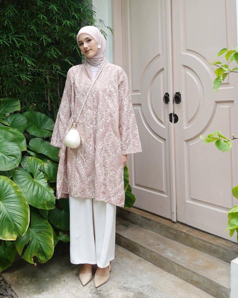 Inspirasi OOTD ala Rania Sukandari (instagram.com/raniaskadr_)