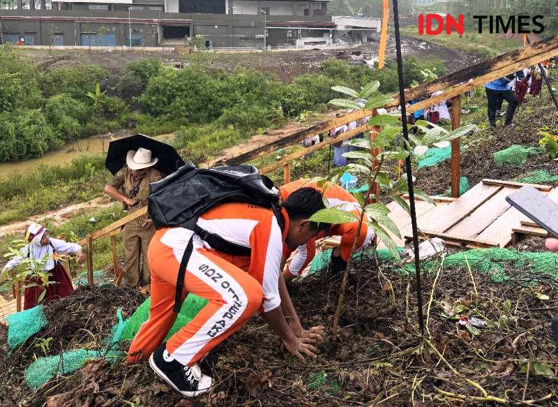 Hujan Deras Tak Halangi Semangat Pelajar Tanam Pohon di Kawasan IKN