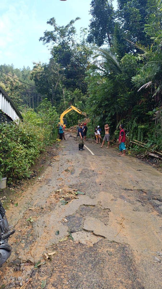 Alat berat dikerahkan untuk membuka akses jalan. IDN Times/ Bramanta Pamungkas