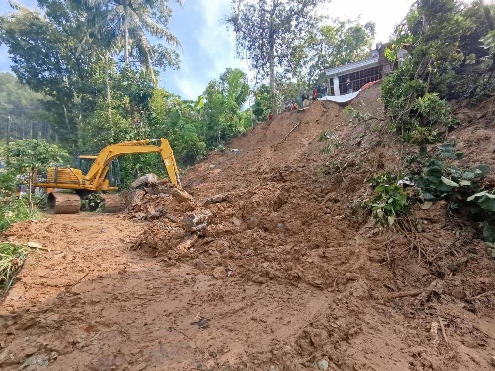 Alat berat dikerahkan untuk membuka akses jalan. IDN Times/ Bramanta Pamungkas