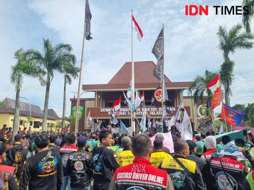 Demonstrasi ojol di Palembang (IDN Times/Rangga Erfizal)