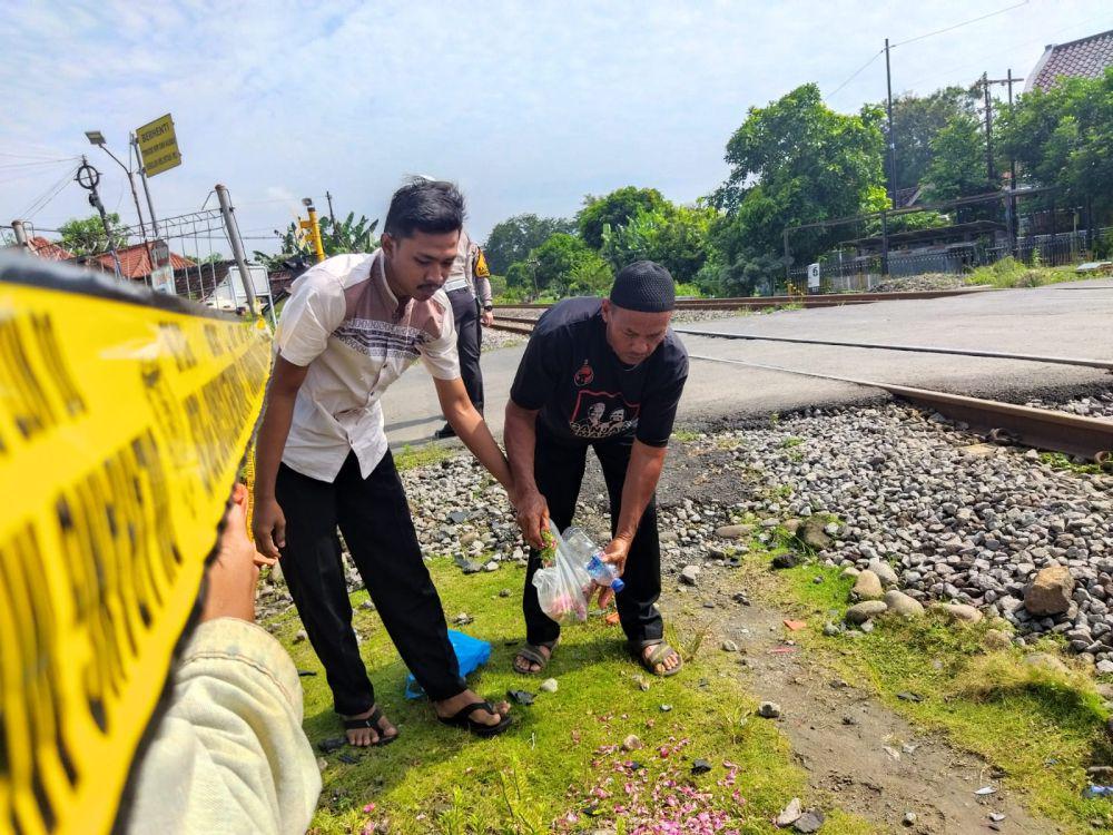 Keluarga Korban Tabur Bunga di Lokasi Tragedi Laka KA Magetan