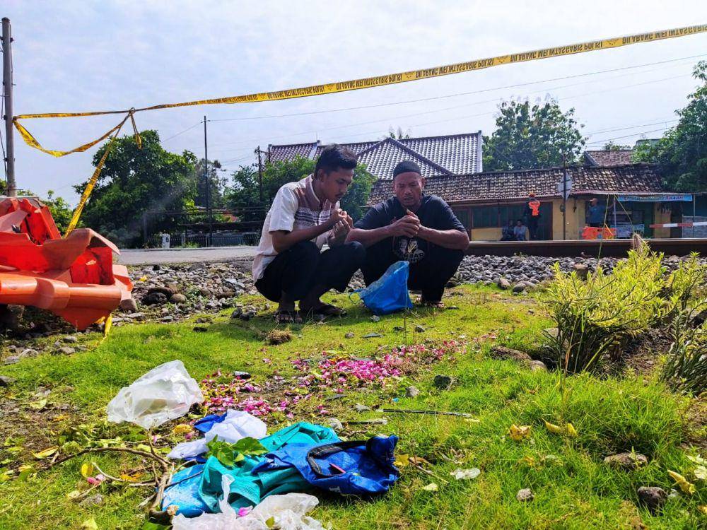 Keluarga almarhum, Rama Zainul Fatkhur Rahman warga desa Panggung tabur bunga di lokasi. IDN Times/ Riyanto.