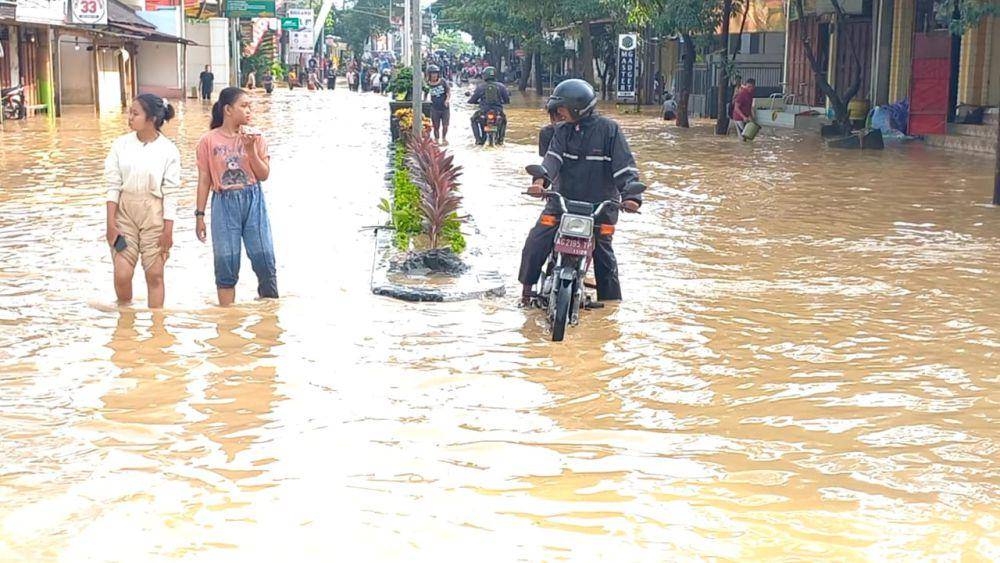 Akses jalan di Trenggalek yang tergenang banjir. IDNTimes/ istimewa