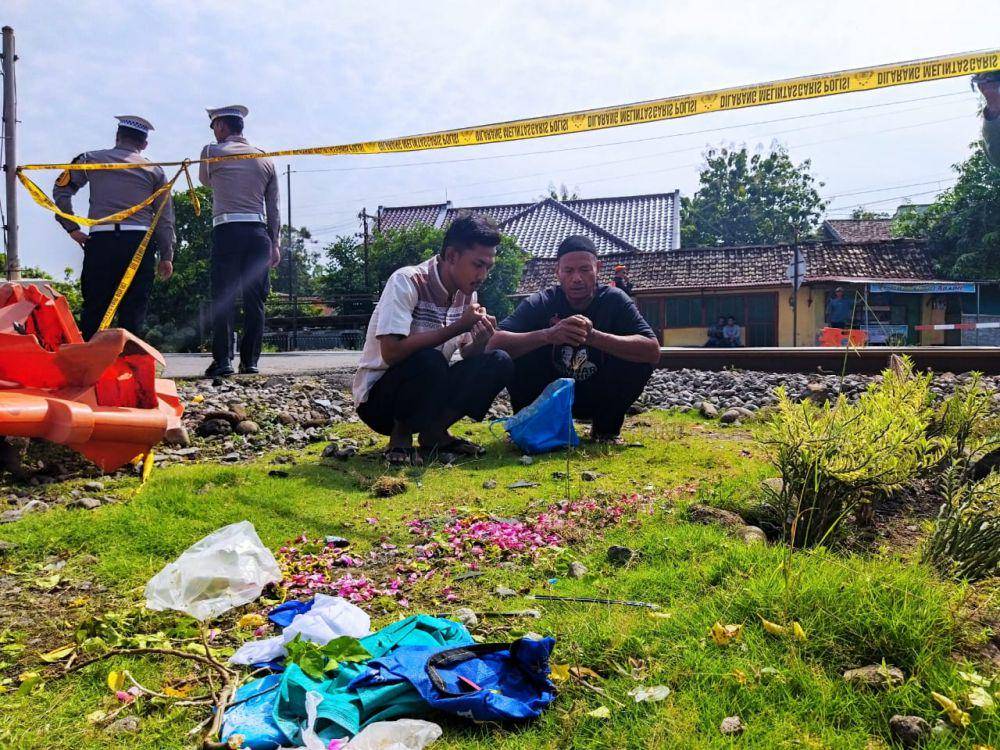 Keluarga almarhum, Rama Zainul Fatkhur Rahman warga desa Panggung tabur bunga di lokasi. IDN Times/ Riyanto.