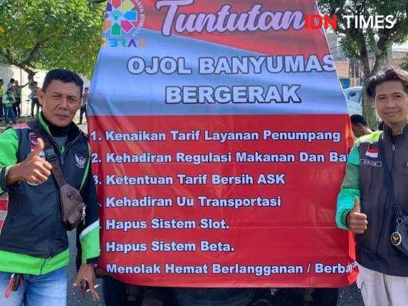 Tujuh tuntutan yang disampaikan secara terbuka saat aksi konvoi dan aksi damai di Alun alun Purwokerto, Selasa (20/5/2025).(IDN Times/Cokie Sutrisno)