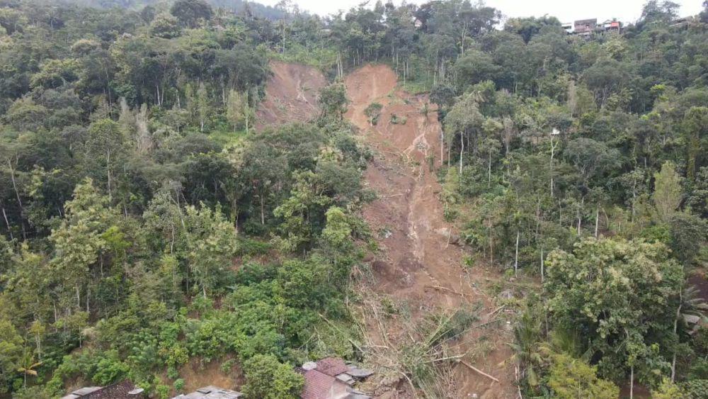 Anjing Pelacak Dikerahkan untuk Mencari Korban Longsor Trenggalek
