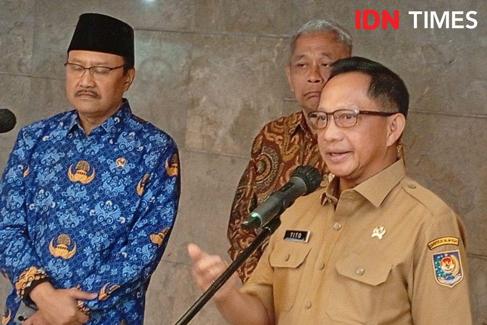 Menteri Sosial Syaifullah Yusuf bersama Mendagri Tito Karnavian di Gedung Kemensos, Selasa (20/5/2025). (IDN Times/Dini Suciatiningrum)