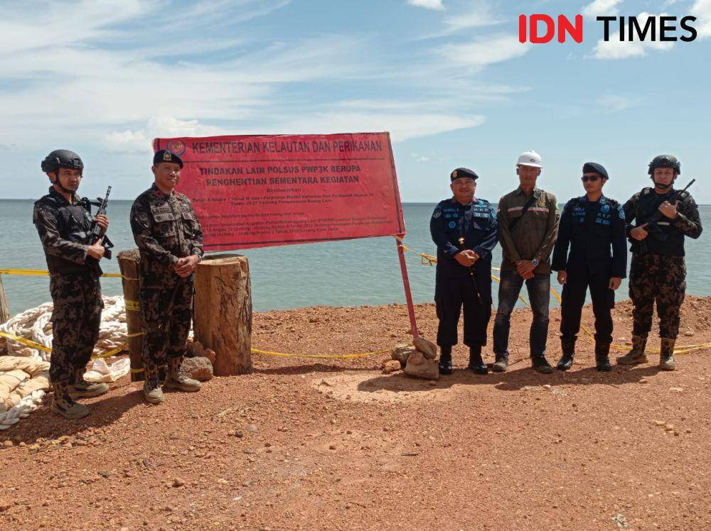 PSDKP Batam saat akan mencabut plang penghentian aktivitas (IDN Times/Putra Gema Pamungkas)