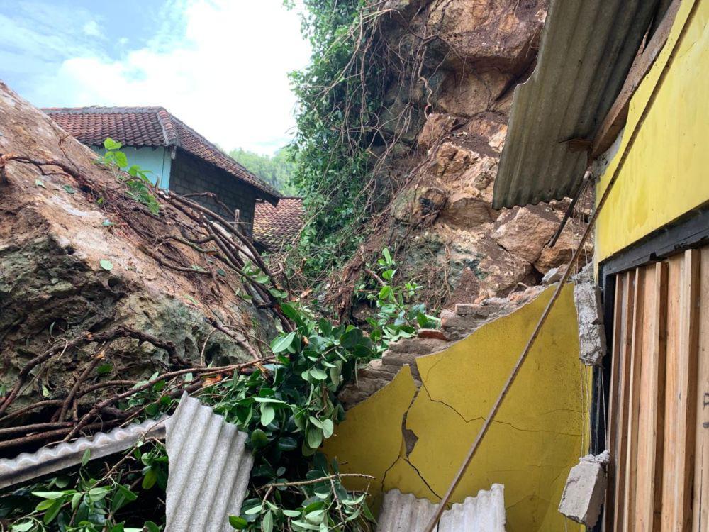 Tebing di Pantai Ngrenehan Runtuh Timpa Warung dan Gudang