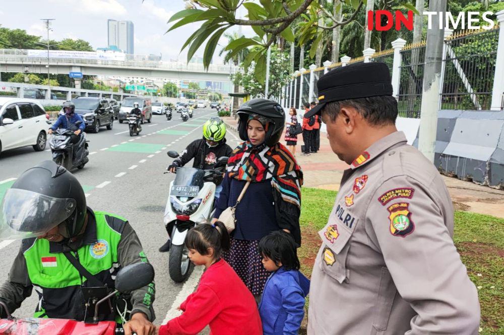 Polisi Usir Ojol dan Keluarganya yang Mau Demo di Gedung DPR