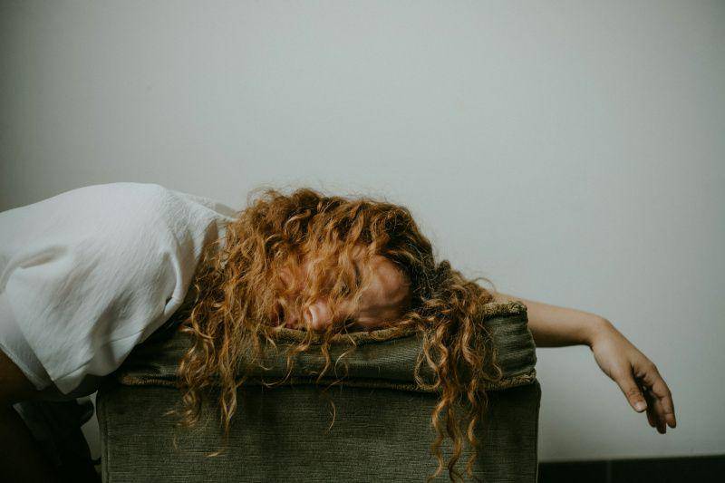 gambar perempuan yang mengalami depresi (unsplash.com/Sinitta Leunen)