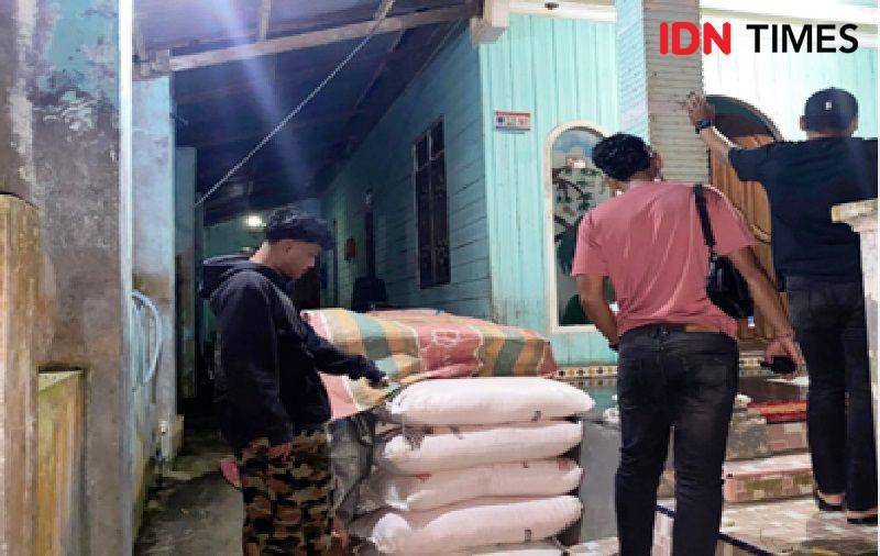 Pupuk subsidi pemerintah yang diduga diselewengkan ditemukan rumah DH (IDN Times/Ervan)