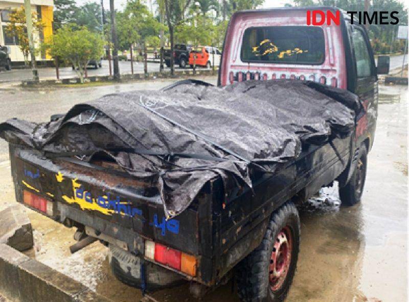 Mobil pick up pembawa pupuk subsidi pemerintah diselewengkan ke kabupaten Paser (IDN Times/Ervan)