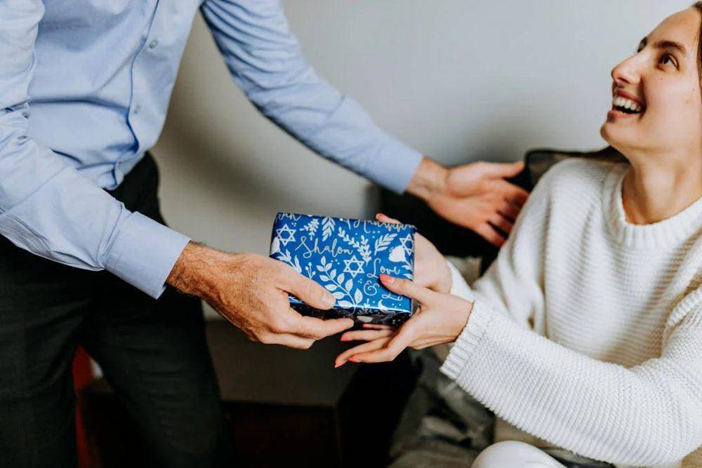 ilustrasi memberi hadiah (pexels.com/RDNE Stock project)