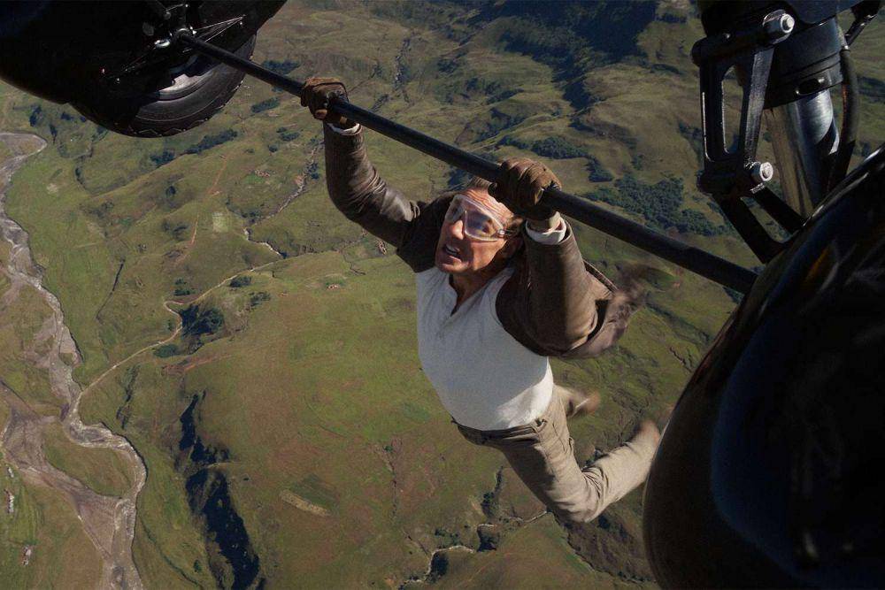 Tom Cruise saat bergelantungan di pesawat kuno (dok. Paramount Pictures/Mission: Impossible - The Final Reckoning)