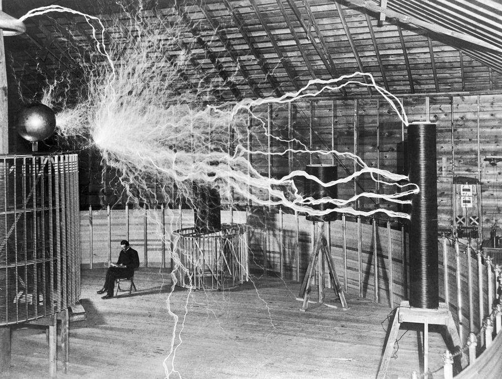 Nikola Tesla dan peralatannya (commons.wikimedia/Dickenson V. Alley)