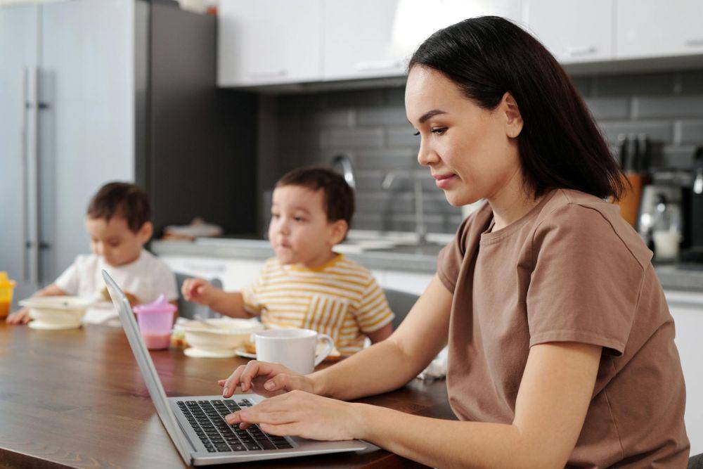 ilustrasi seorang ibu work from home (pexels.com/Jep Gambardella)