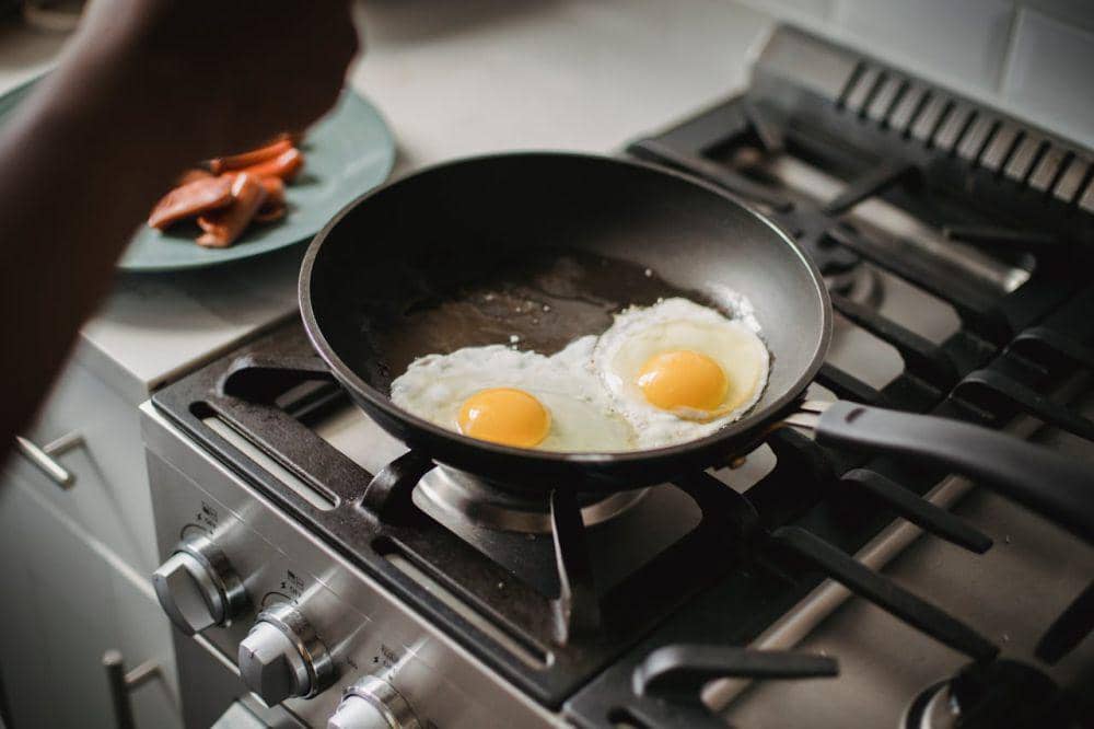Ilustrasi memasak telur diatas teflon (pexels.com/Ketut Subiyanto)
