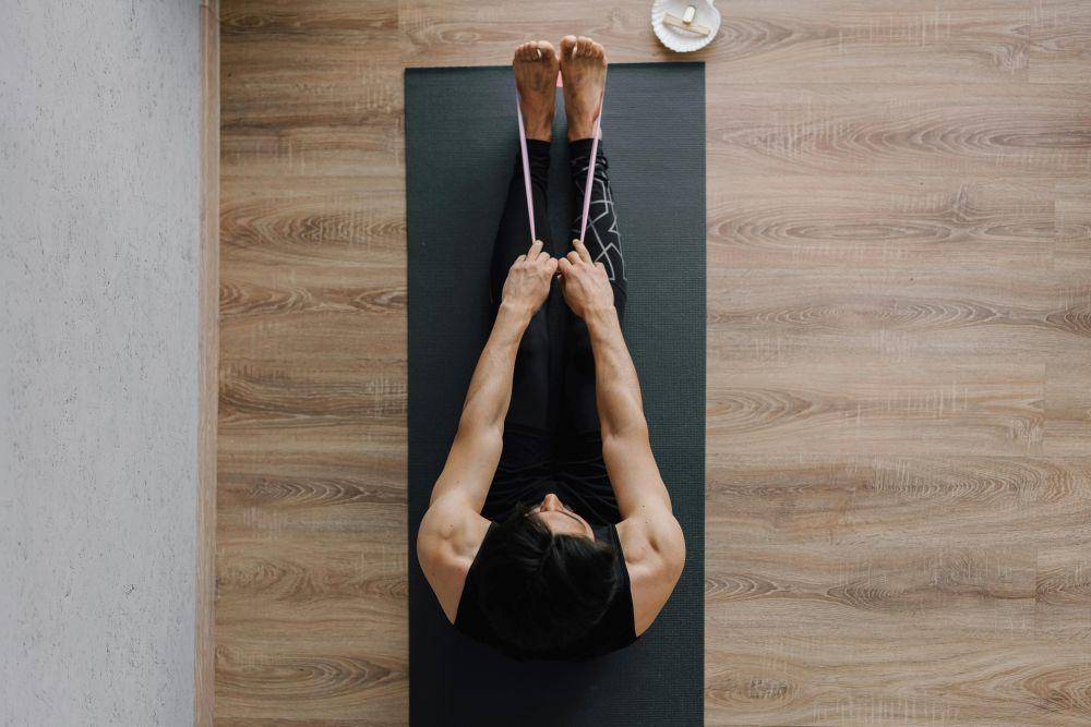 Ilustrasi latihan menggunakan resistance band (pexels.com/Mikhail Nilov)