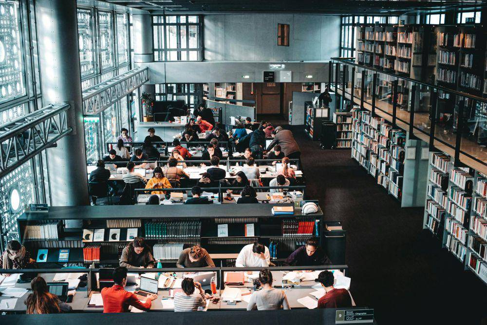 Ilustrasi suasana di perpustakaan (Pexels.com/Mathias Reding)