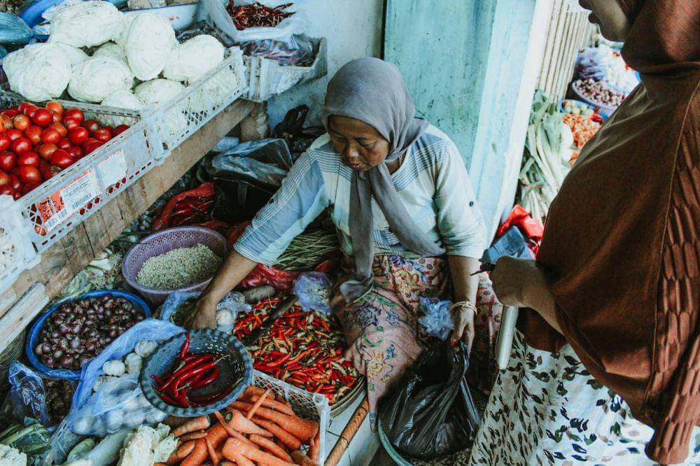 Potret salah satu pedagang sayur di Indonesia. (pexels.com/setengah lima sore)