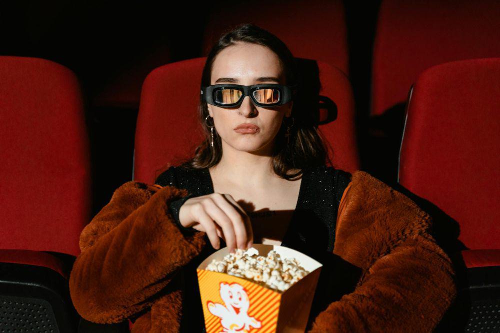 ilustrasi perempuan sedang nonton di bioskop (pexels.com/Tima Miroshnichenko)