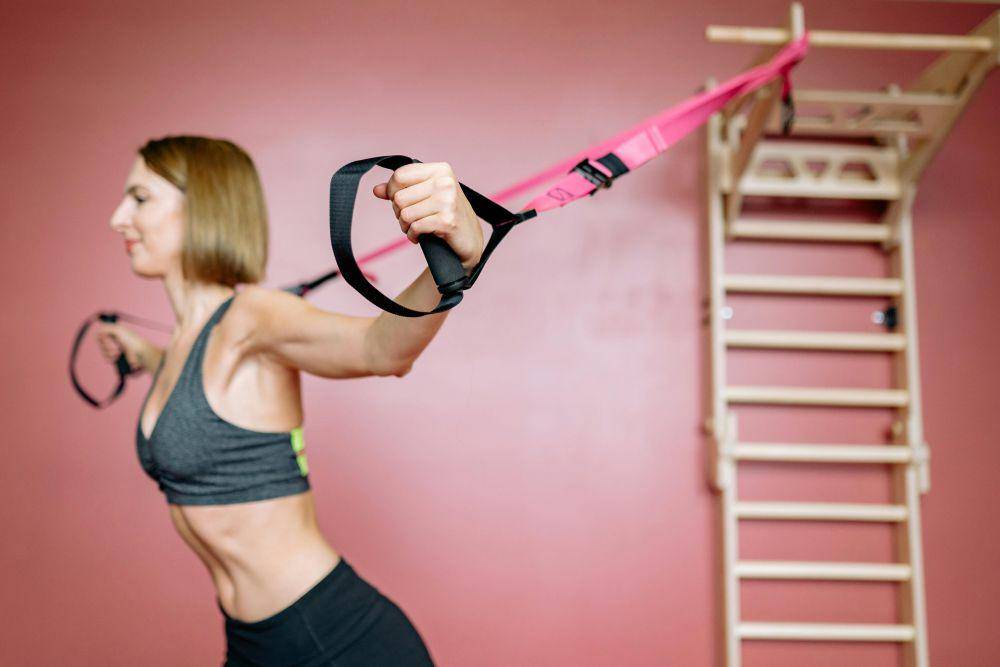 Ilustrasi wanita menggunakan resistance band (pexels.com/Yan Krukau)