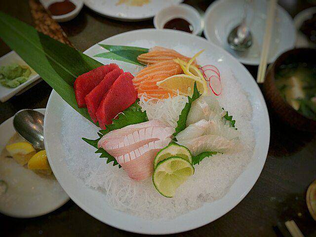 ilustrasi daun shiso di bawah sashimi (commons.wikimedia.org/T.Tseng)
