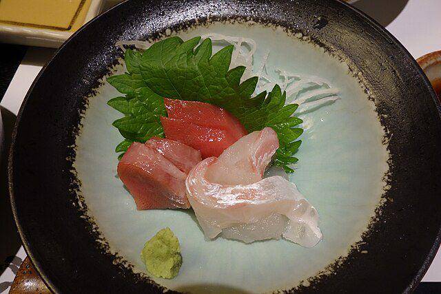 ilustrasi daun shiso di bawah sashimi (commons.wikimedia.org/pelican)