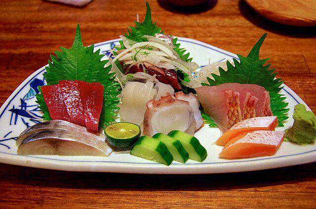ilustrasi daun shiso di bawah sashimi (commons.wikimedia.org/pelican)