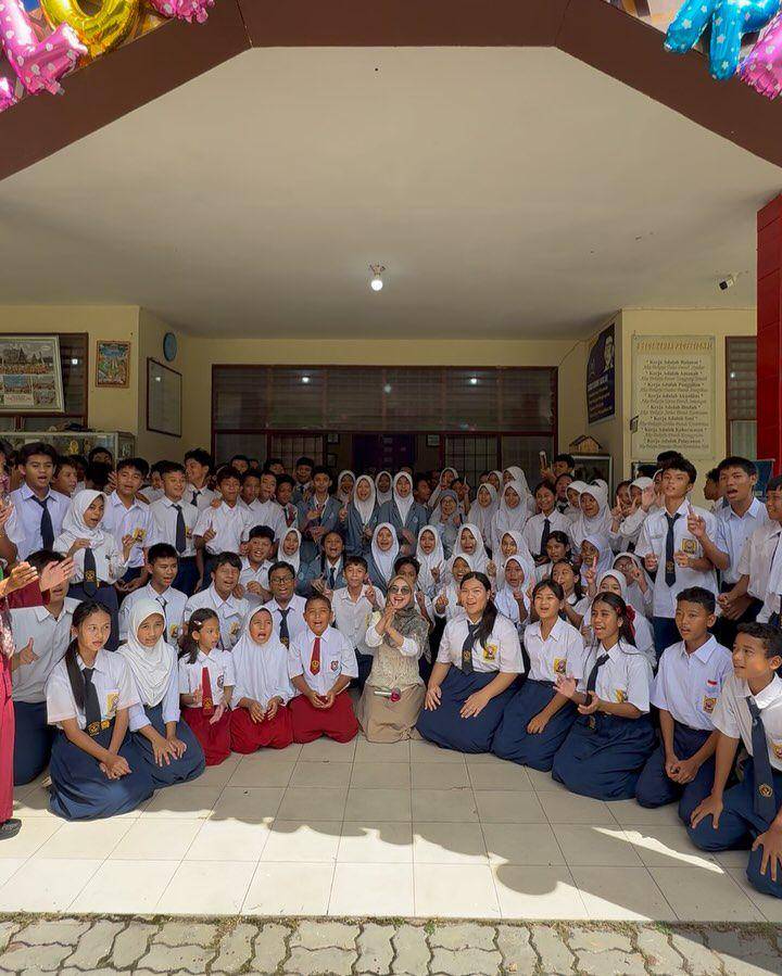 potret Ria Ricis di sekolah SMP (instagram.com/riaricis1795)