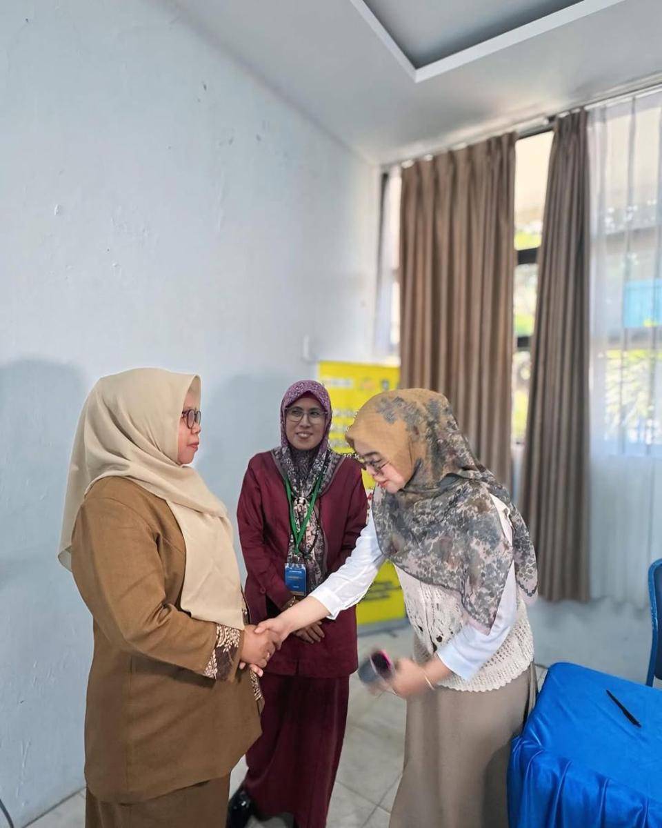 potret Ria Ricis beserta guru SMP (instagram.com/riaricis1795)