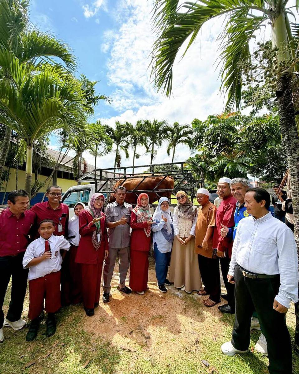 potret Ria Ricis beserta guru SMP (instagram.com/riaricis1795)