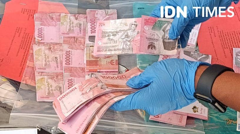 Ilustrasi uang palsu. (IDN Times/Putra Bali Mula)