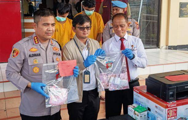 Kapolresta Kupang Kota Kombes Pol Aldinan Manurung (kiri) saat rilis kasus uang palsu. (IDN Times/Putra Bali Mula)