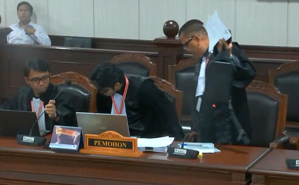 Denny Indrayana Walk Out dari Sidang MK, Protes Intimidasi Klien
