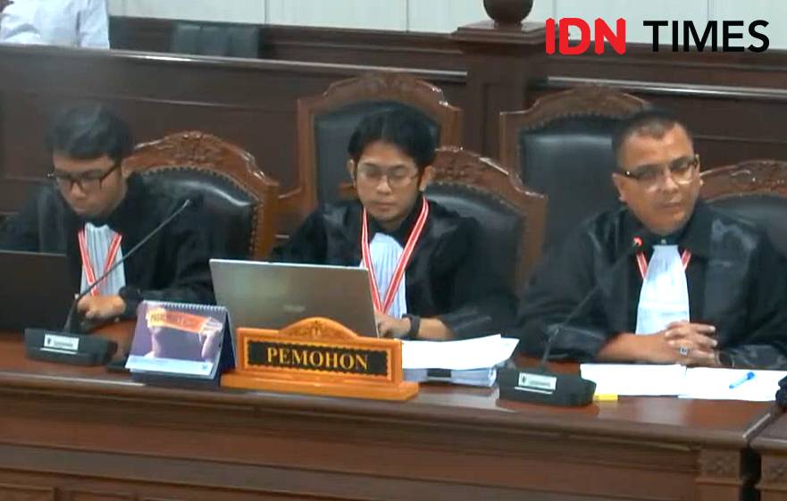 Denny Indrayana menyebut kliennya Syarifah Hayana didatangi penyidik polisi dari Banjarbaru ke Jakarta. (youtube/mk ri)