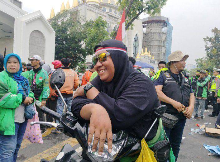 Nur Lisa saat mengikuti aksi ribuan ojol di Kantor Gubsu (IDN Times/Eko Agus Herianto)